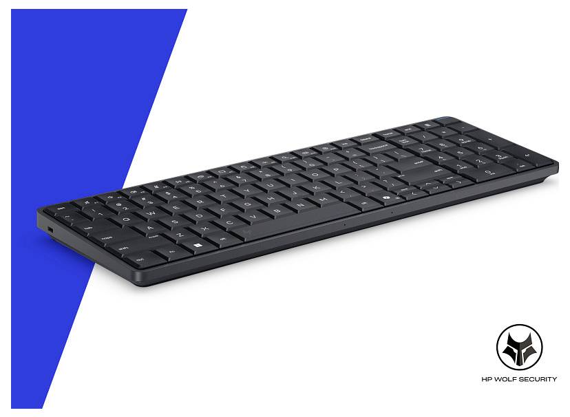 Schwarze kabellose Tastatur in schräger Ansicht auf weißem Hintergrund mit blauem diagonalem Akzent und HP Wolf Security-Logo.