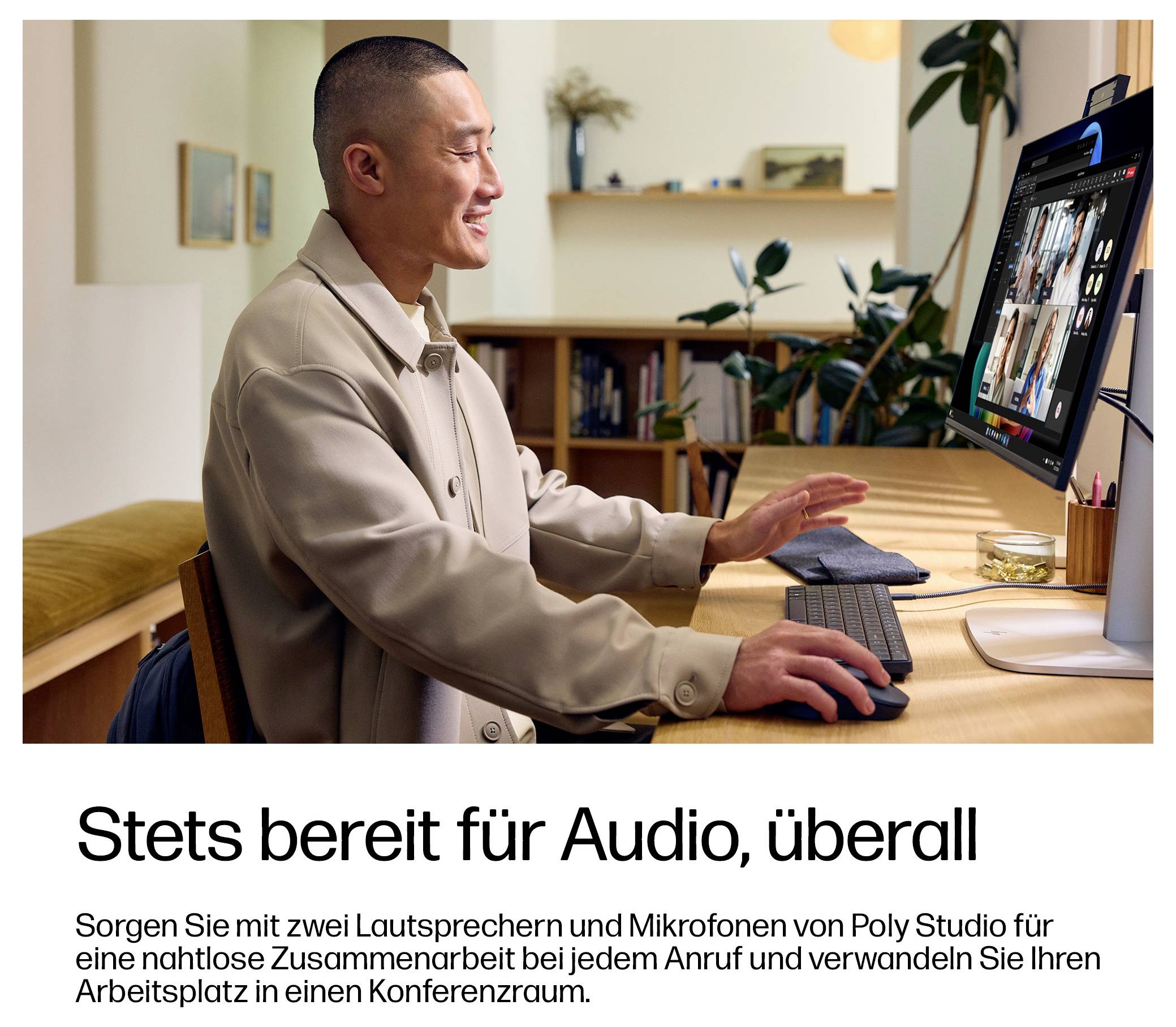 Mann sitzt an einem Schreibtisch und nutzt einen Desktop-Computer für einen Videoanruf, mit deutschem Text darunter, der Poly Studio Audio überall bewirbt.