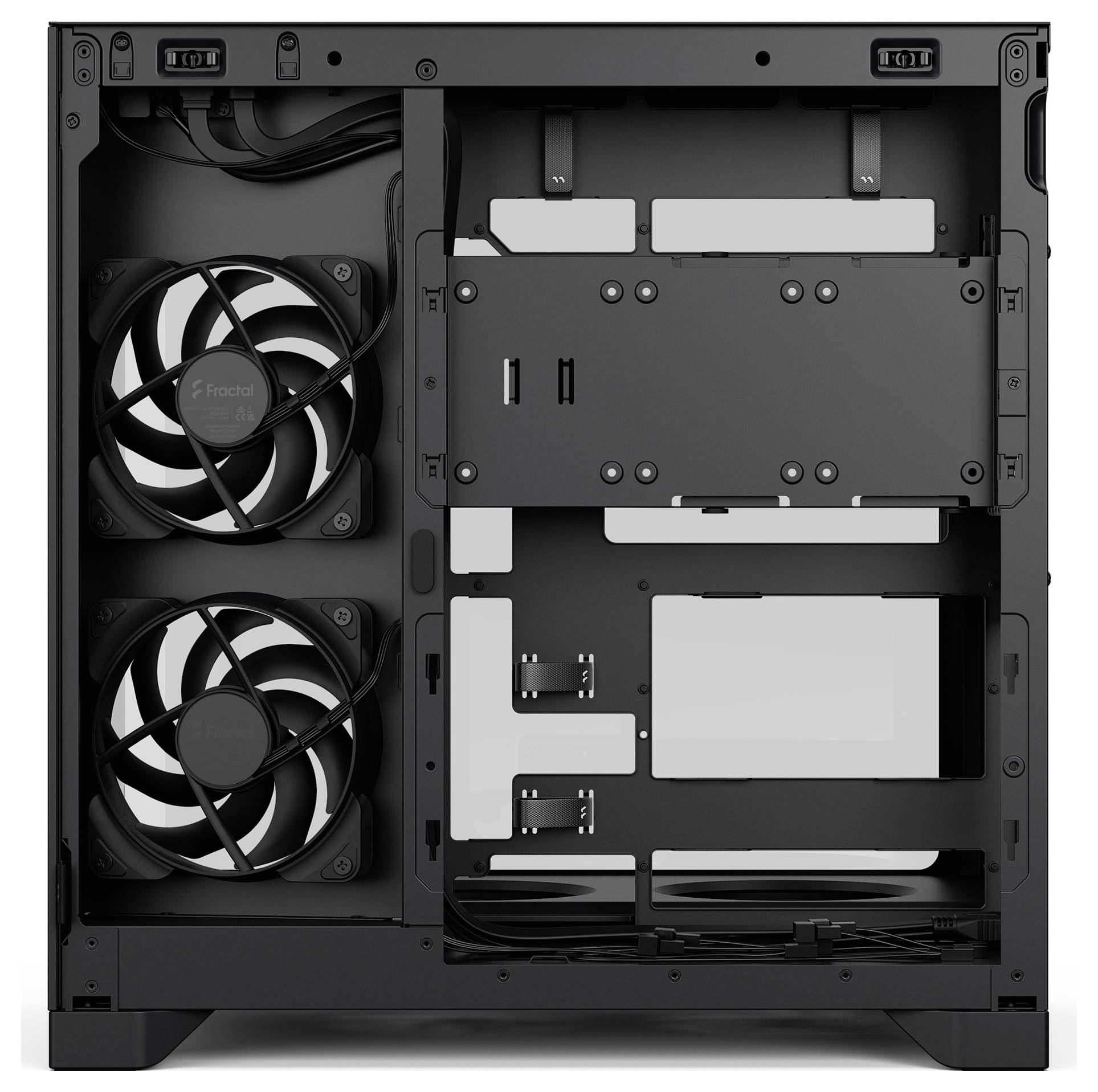 Innenraum eines schwarzen PC-Gehäuses mit zwei Fronteinlassventilator und installierten Laufwerks-/Montageklammern, die das Gehäuselayout und den Kabelverlegungsraum zeigen