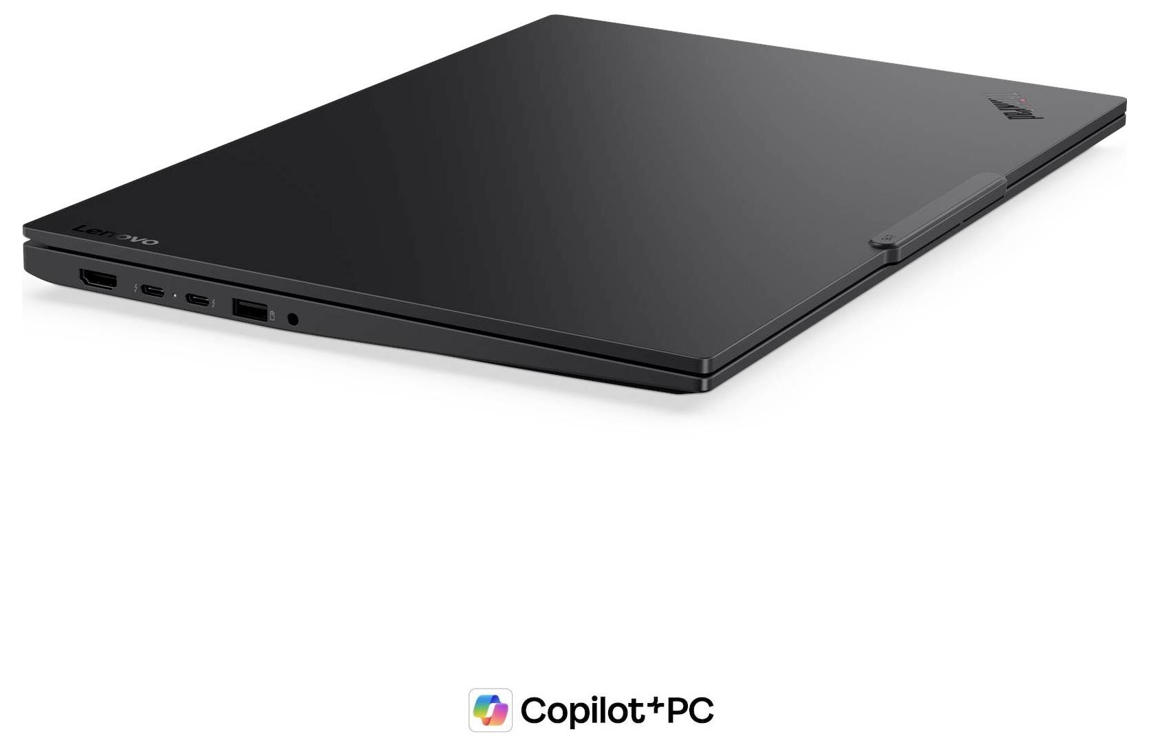 Schwarzes Lenovo ThinkPad Laptop, geschlossen, schräg auf weißem Hintergrund angeordnet, mit einem Copilot+ PC Logo darunter.