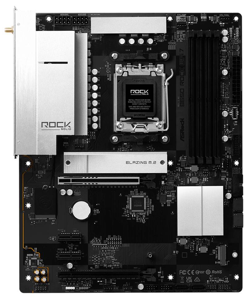 Draufsicht eines schwarzen ASRock-Motherboards mit silbernen Kühlkörpern, CPU-Sockel, RAM-Steckplätzen und der Bezeichnung „BLAZING M.2