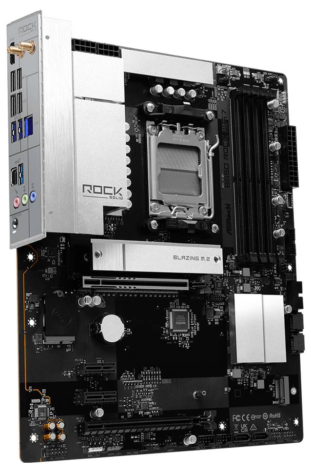 Desktop-Hauptplatine mit Intel-CPU-Sockel, RAM-Steckplätzen, PCIe-Steckplätzen und silbernen Kühlkörpern, mit hinteren E/A-Anschlüssen auf der linken Seite.