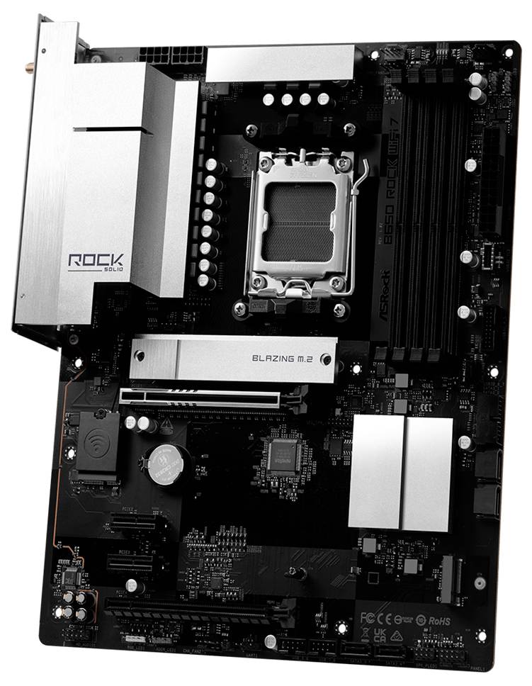 Motherboard für Computer mit silbernen Kühlkörpern, CPU-Sockel, RAM-Steckplätzen und PCIe-Erweiterungssteckplätzen auf weißem Hintergrund.