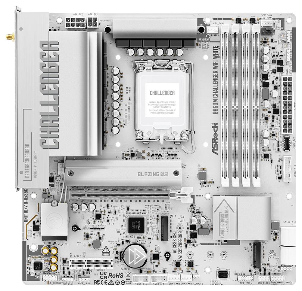Weißes ASRock B860M Challenger WiFi Motherboard mit CPU-Sockel, RAM-Steckplätzen, Kühlkörpern, PCIe-Steckplätzen und sichtbaren Anschlüssen auf einer weißen Platine.