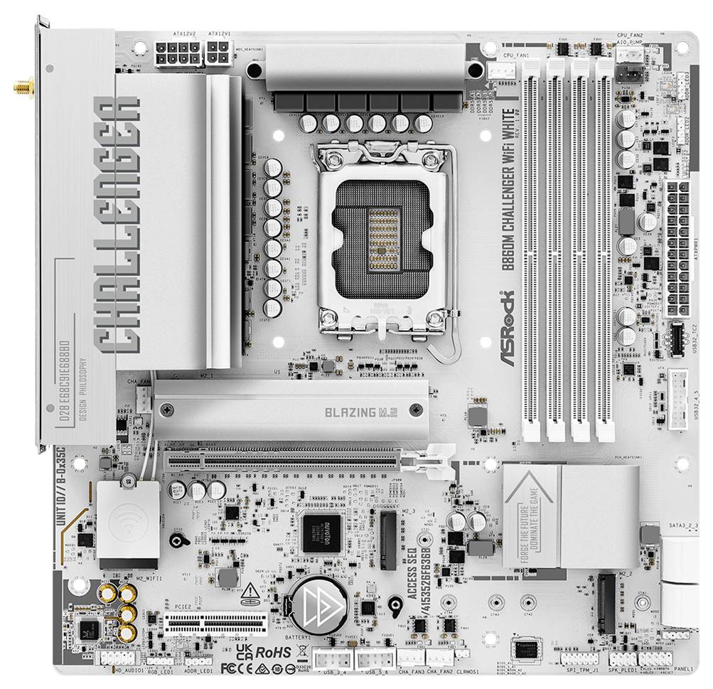 Draufsicht eines weißen ASRock B860M Challenge WiFi-Motherboards mit Intel-CPU-Sockel, vier RAM-Steckplätzen, PCIe-Steckplätzen, Kühlkörpern und Anschlüssen.