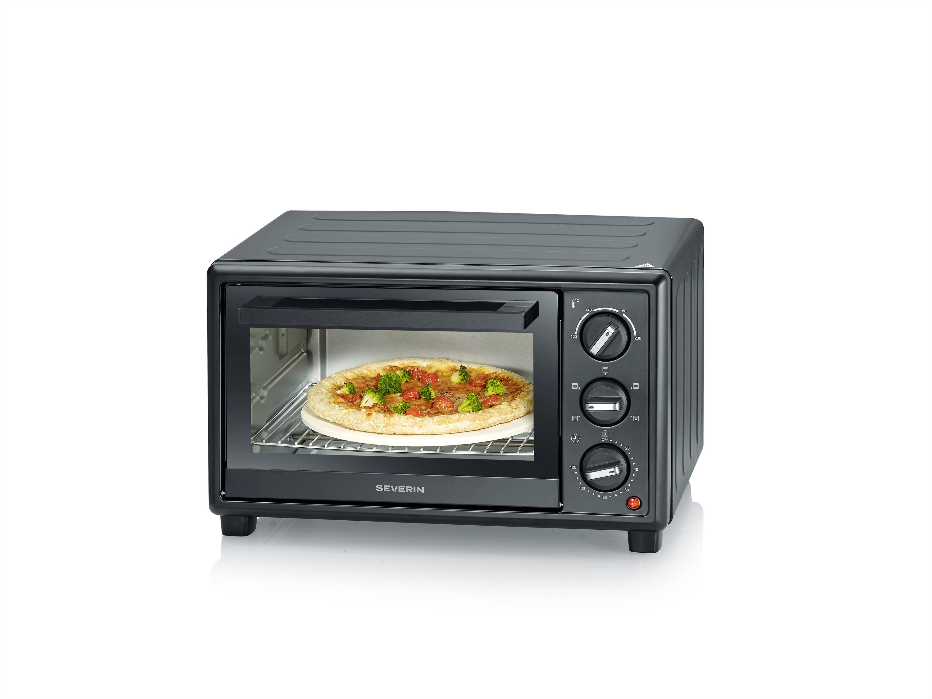Schwarze Arbeitsplatte Mini-Backofen mit einer Pizza beim Backen auf dem Gitterrost, vor weißem Hintergrund dargestellt.