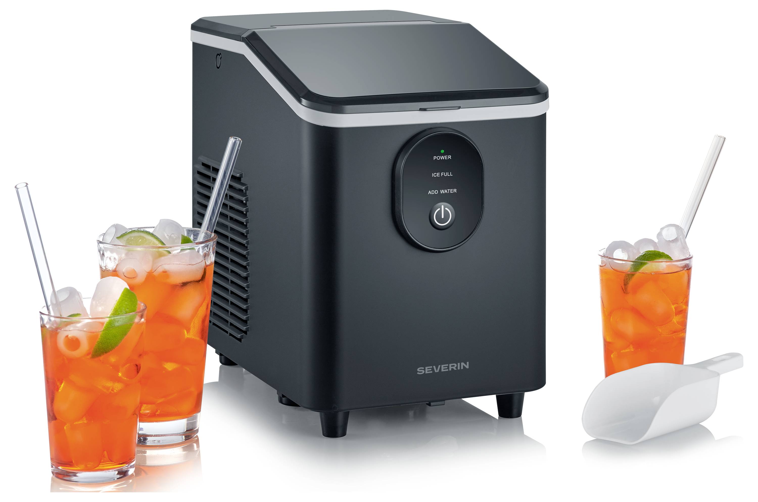 Schwarze Arbeitsplatte-Eisbereiter mit zwei Gläsern orangefarbenen Eistee und einem Schaufel Eis, das frisch hergestelltes Eis für Getränke zeigt.