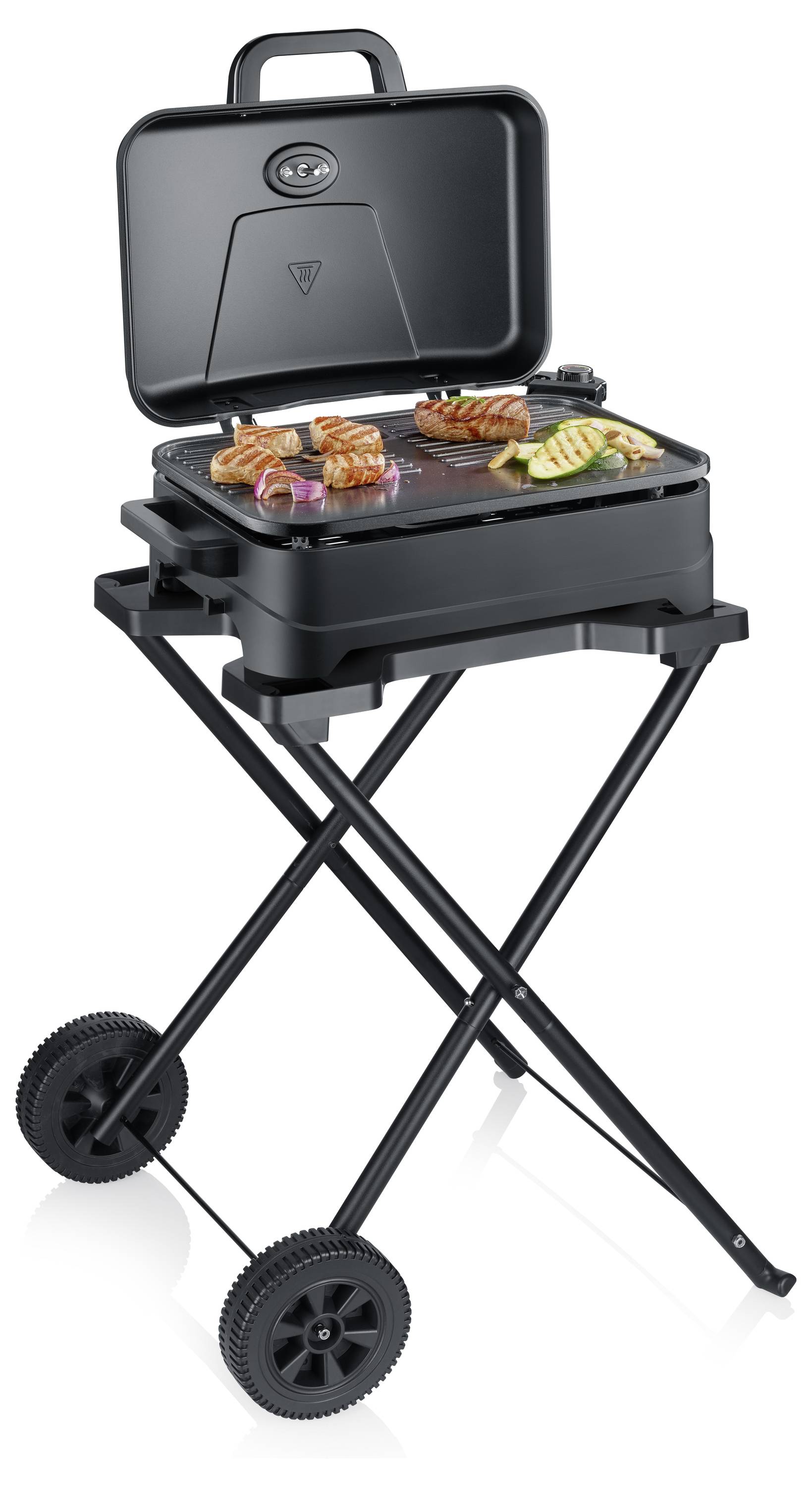 Tragbarer schwarzer Grill mit Rädern auf einem Klappständer mit geöffnetem Deckel, auf dem Fleisch und Gemüse auf der Grillplatte garen.