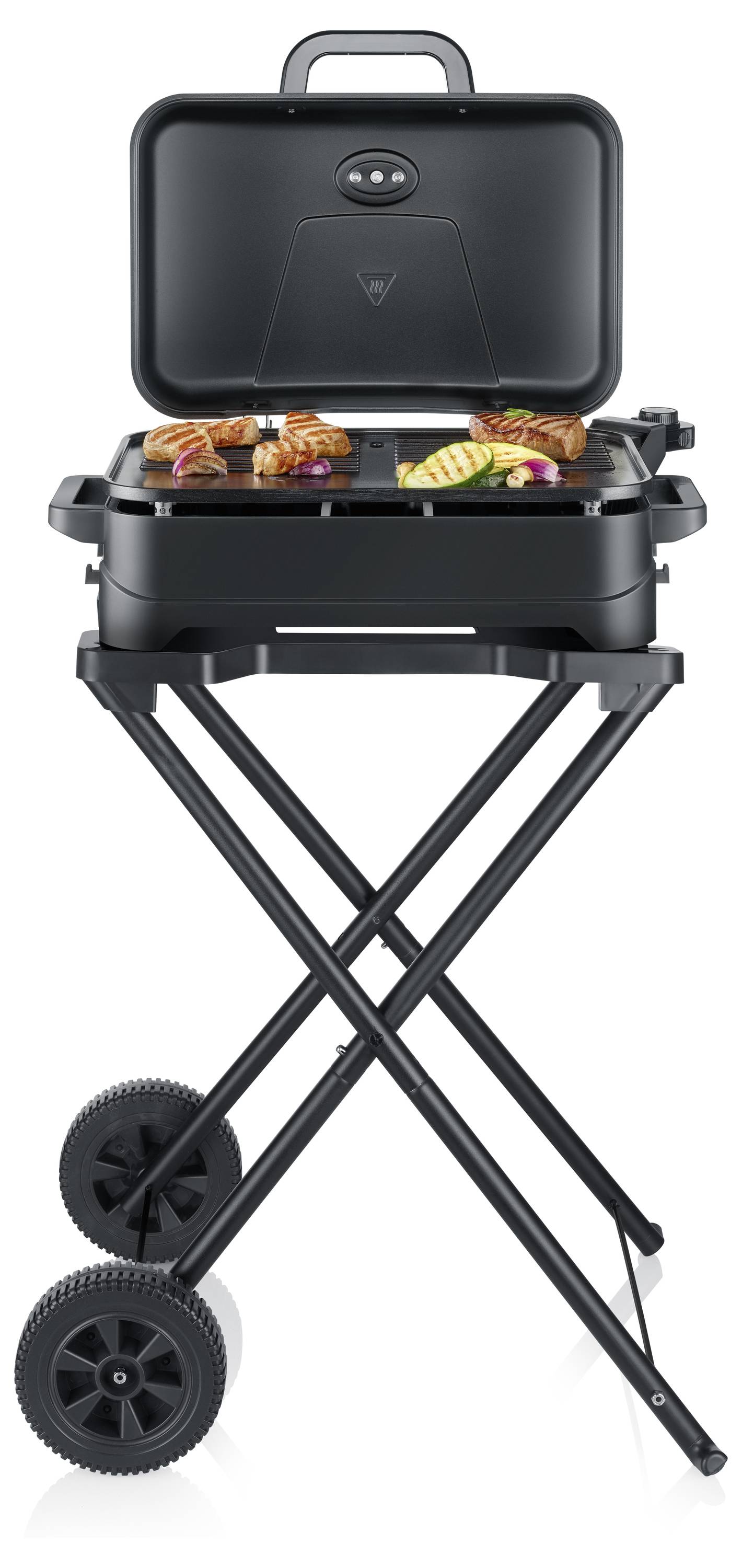 Tragbarer schwarzer elektrischer Grill auf einem Klapptisch mit Rollen, geöffnet mit Lebensmitteln auf dem Gitterrost zum Kochen.