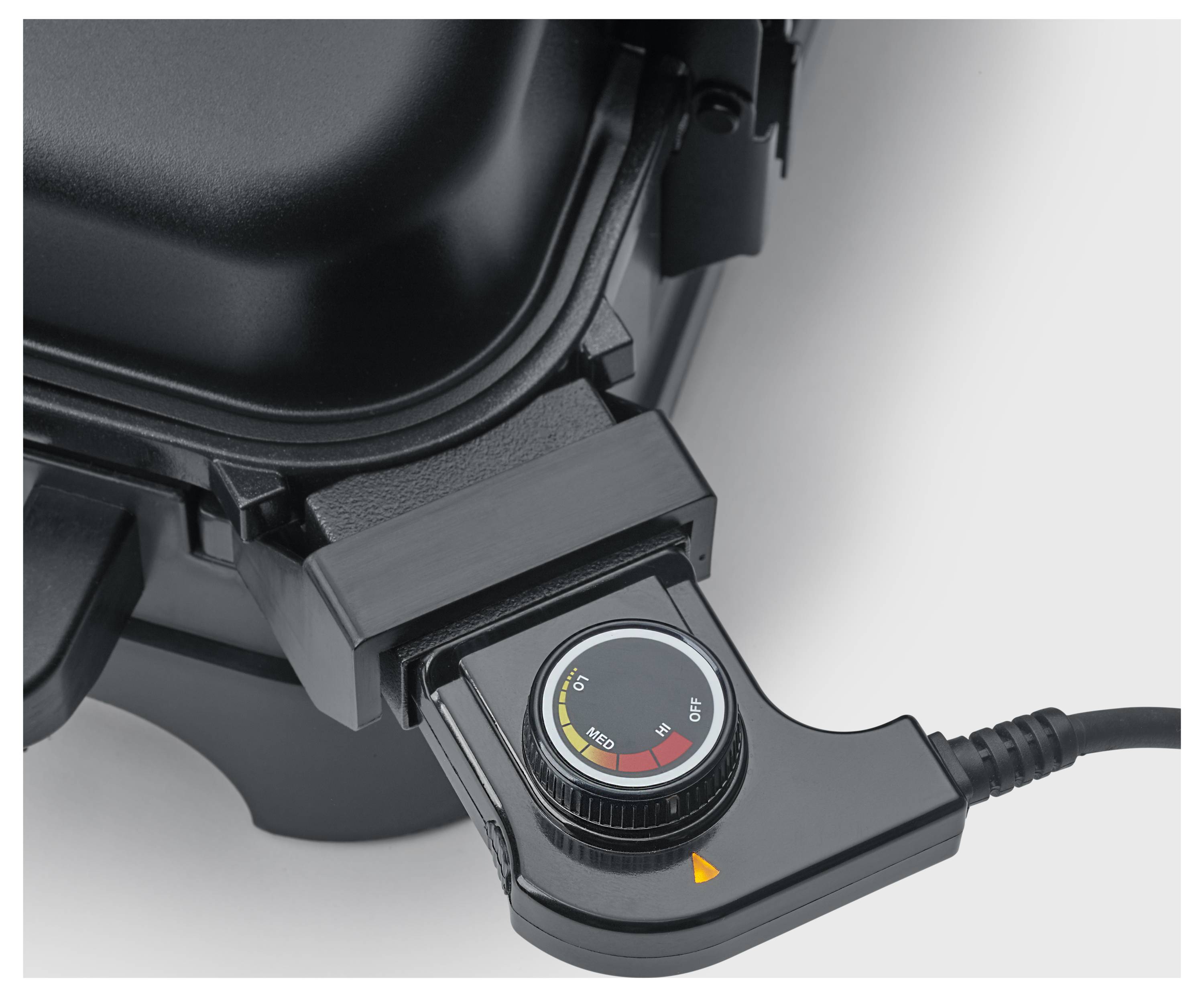 Tragbarer elektrischer Grill mit einem Temperaturregelrad, das an der Seite des Geräts angebracht ist.