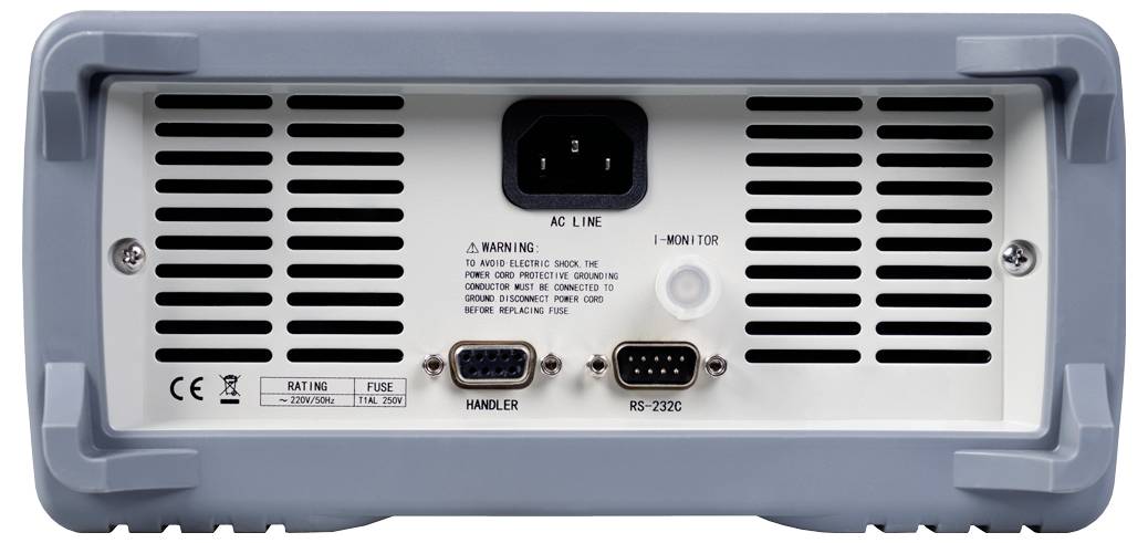 Rückseite eines elektronischen Geräts mit AC-Stromeingang, Kontrollleuchte, Lüftungsschlitze, Warnschild und 
