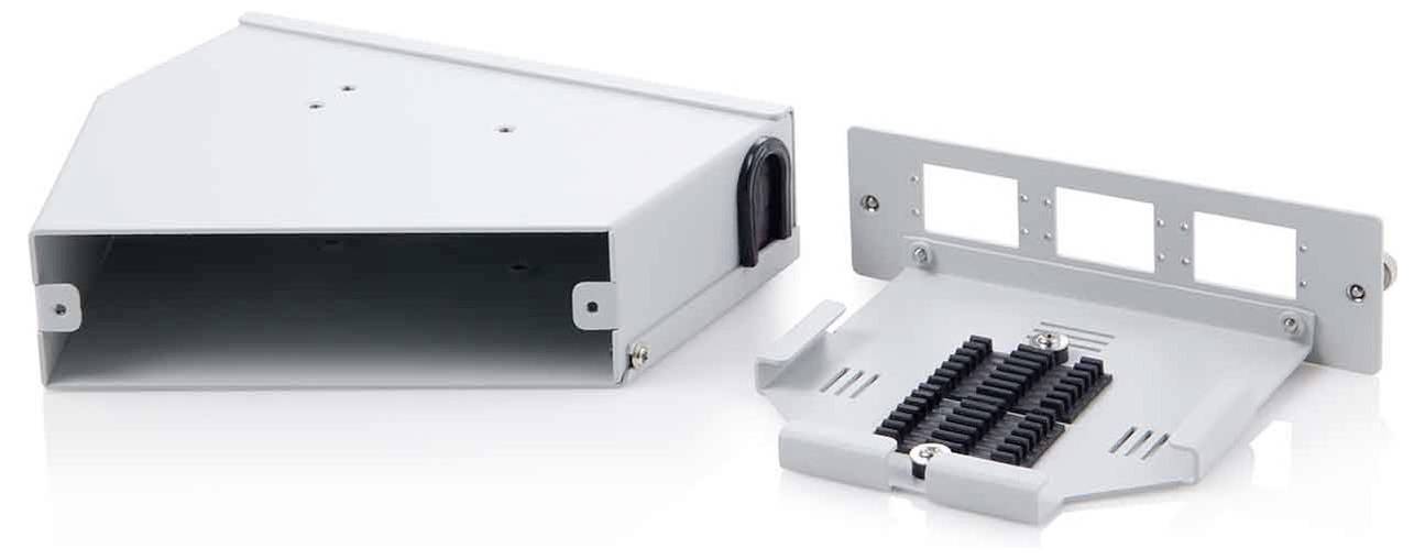 Organizer-Box aus Metall mit Klappdeckel und offener Ablage für mehrere schwarze Kabel oder Stecker, dargestellt als Produkt auf weißem Hintergrund