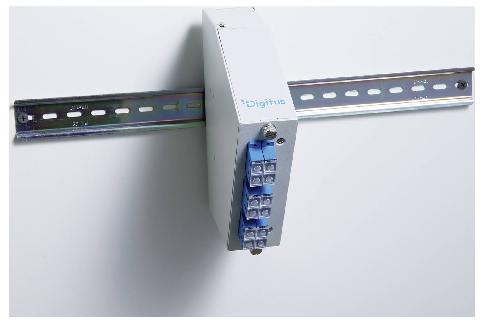 DIN-Schienen-montiertes Digitus-Elektromodul mit blauen Anschllussklemmen auf einer Metallschiene.