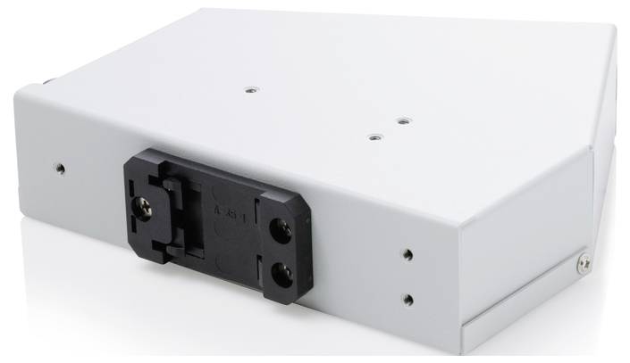 Weißes elektronisches Gehäuse oder Gerätekasten mit schwarzer Frontmontageklammer auf einfachem weißem Hintergrund.