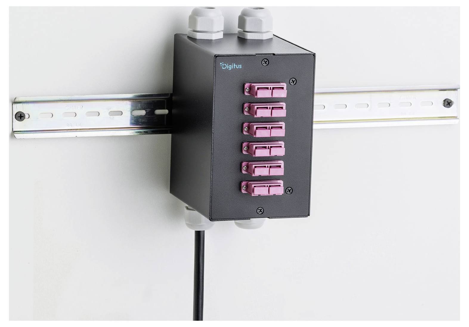 Digitus 4K wireless HDMI KVM Extender-Set mit ultraniedriger Latenz; zwei schwarze Geräte mit Antennen und Symbole zeigen 100 m Reichweite, Ultra HD 4K/60 Hz, 16–48 ms Latenz, Plug and Play.