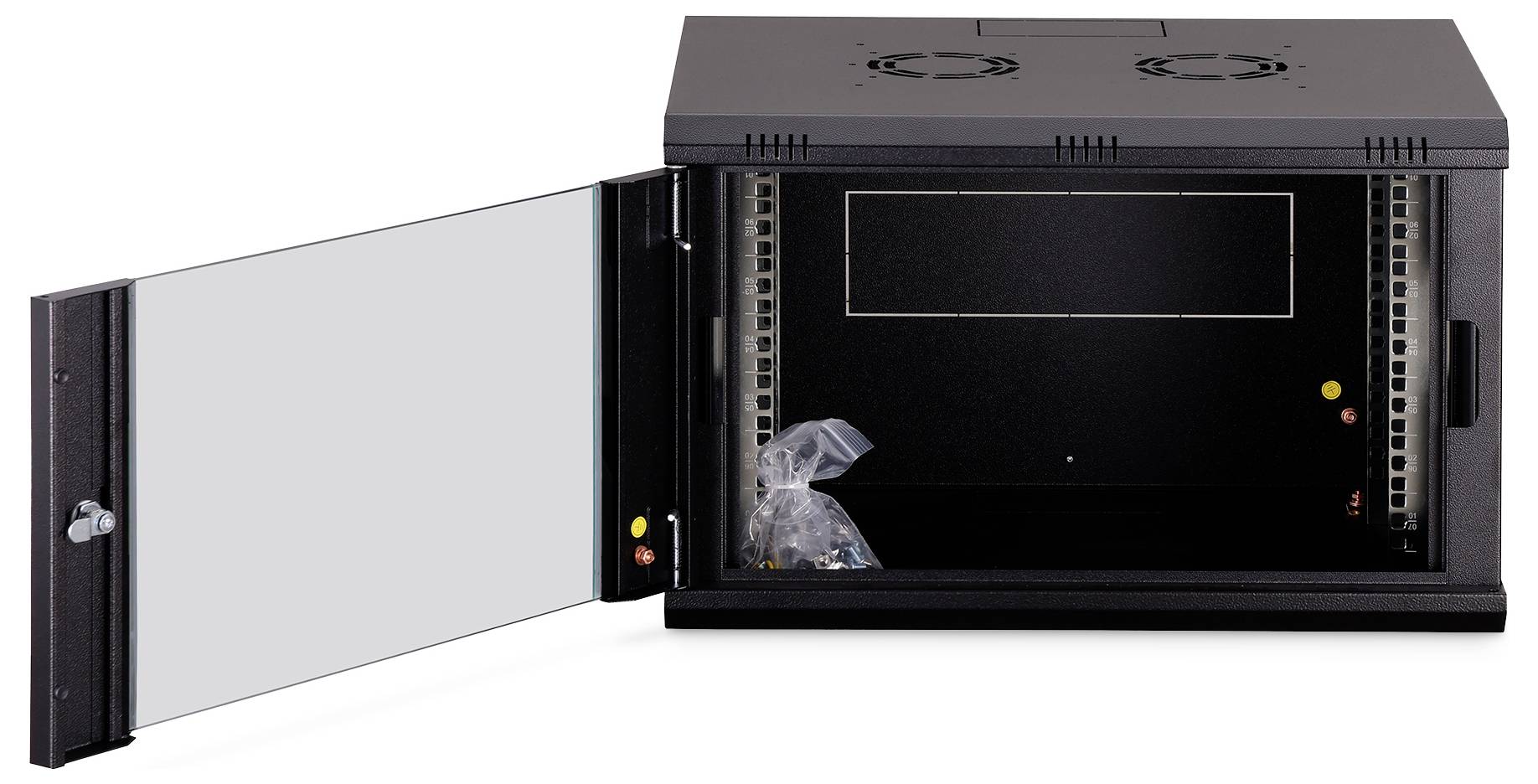 Schwarzer wandmontierter Serverschrank mit offener Frontür, die ein leeres Inneres und eine kleine Plastiktüte im Inneren zeigt.