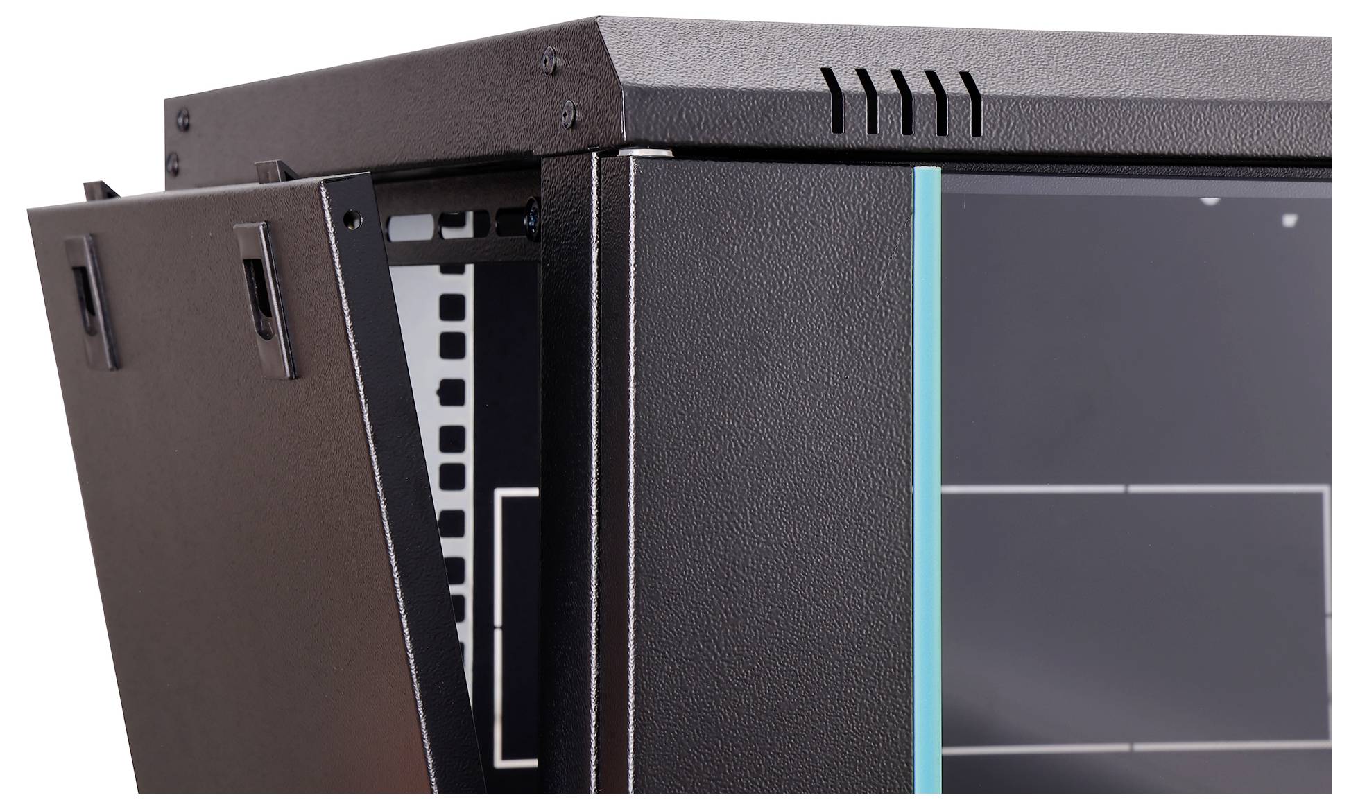 Nahaufnahme eines schwarzen Server-Rack-Schranks mit aufgeschwungener Seitenklappe, die Belüftungsschlitze und eine Glastür an der Vorderseite zeigt.