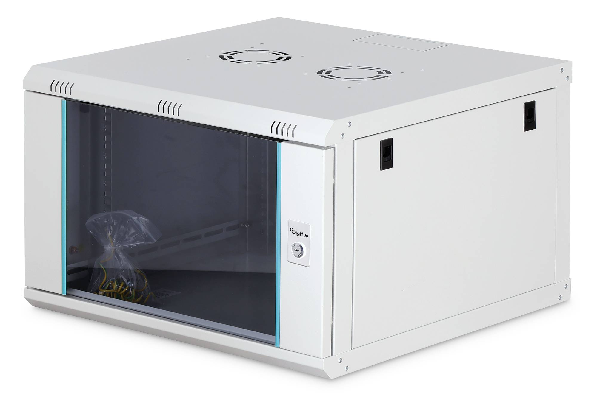 Weißer Metallserver-/Netzwerkschrank mit rauchgetönter Glastür vorne und oberen Belüftungslüftern, gezeigt in Dreiviertelperspektive.