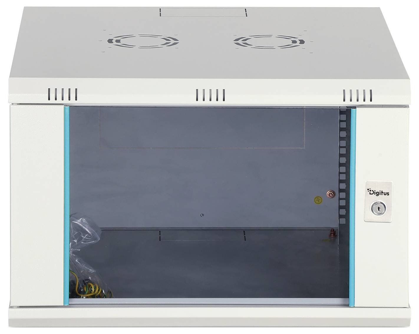 Leerer grauer Server-Rack-Schrank mit offener Vorderseite, der den inneren Montageplatz und Belüftungsventilatoren oben zeigt.