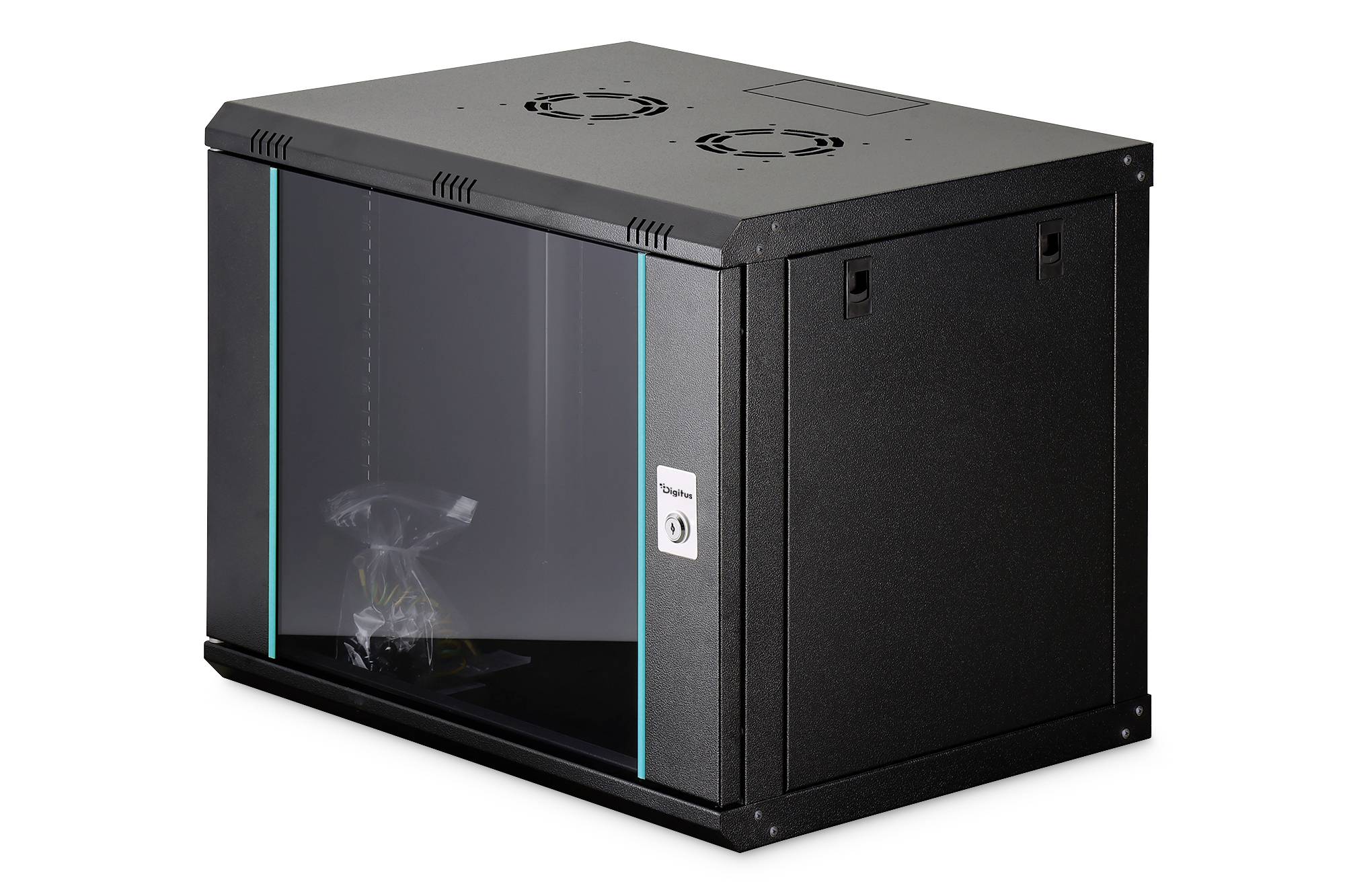 Schwarzer Server-Schrank mit getönter Glastür an der Vorderseite, Belüftungsventilatoren oben und Seitenpanel; leer, auf weißem Hintergrund abgebildet.