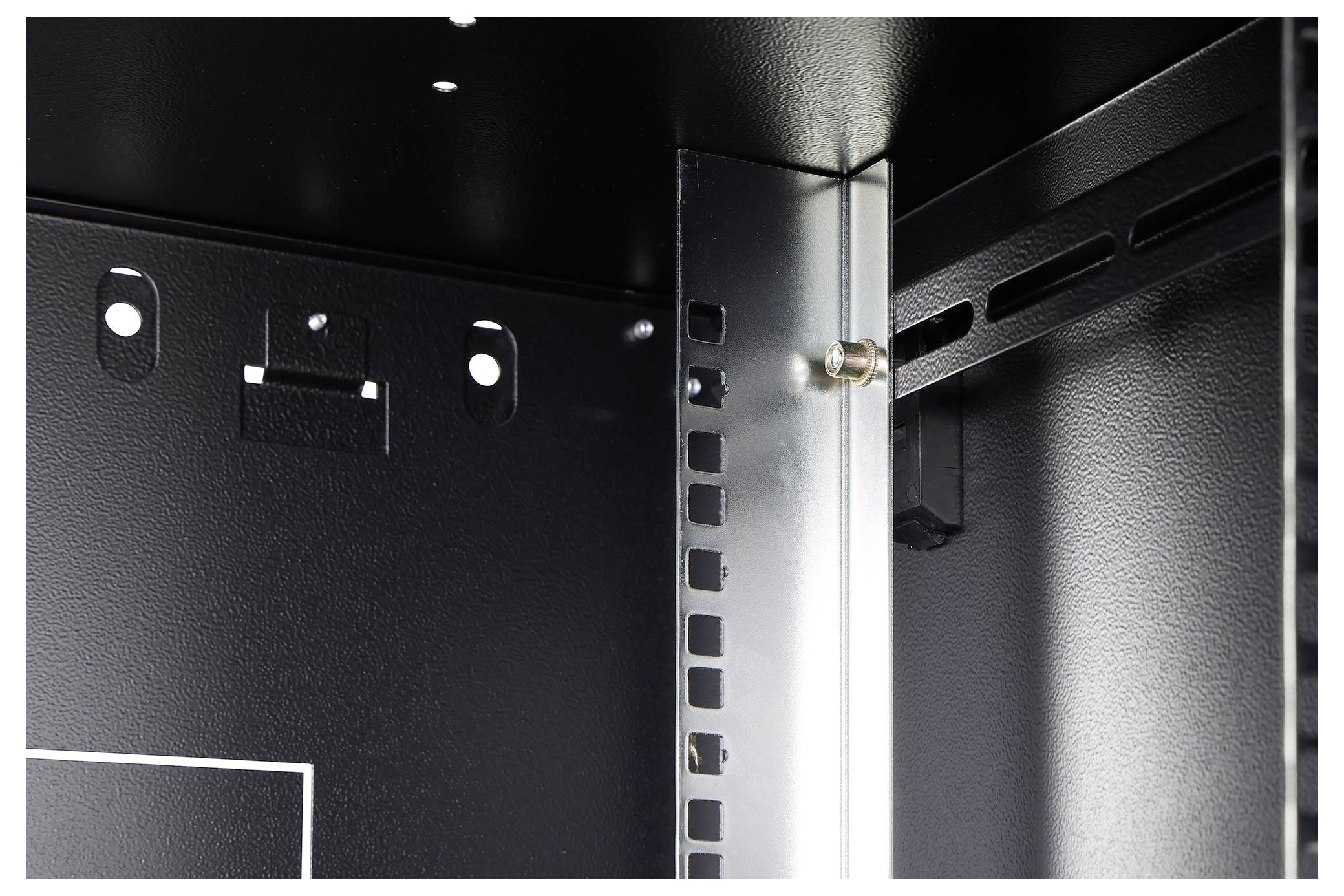 Nahaufnahme des Inneren eines Metallschranks mit verstellbaren Rack-Schienen, Montagelöchern und einer Halterung mit einer goldfarbenen Befestigung.