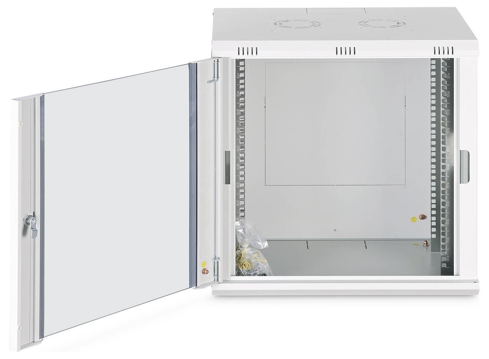 Offener Metall-Elektroschrank mit geöffneter Tür, der ein leeres Inneres und eine Montageplatte zeigt.