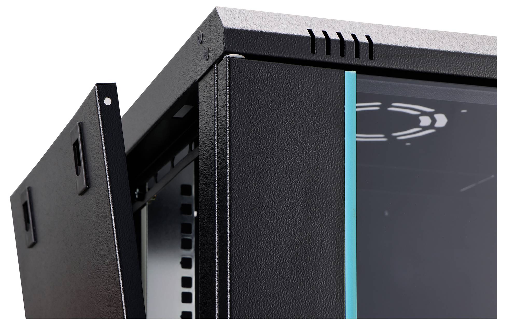 Nahaufnahme einer schwarzen Metallschrank- oder Serverrack-Tür mit geöffnetem Seitenpanel, das Lüftungsöffnungen und eine Glasfront mit blauem Akzentstreifen zeigt.