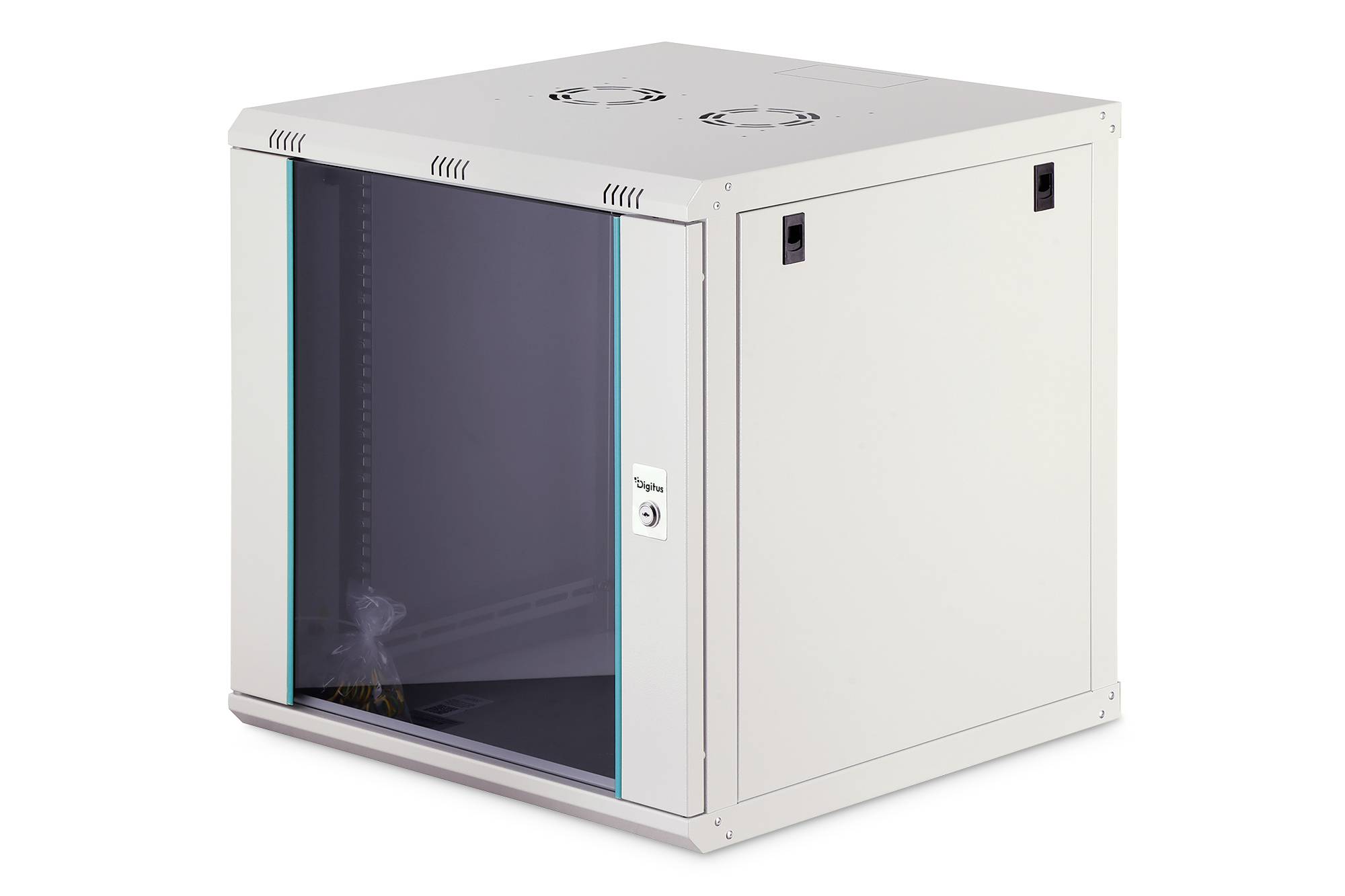 Weißer wandmontierbarer Serverschrank mit rauchverglasten Glastüren, Seitenzugriffspaneelen und Dachentlüftungsschlitzen, auf weißem Hintergrund dargestellt.