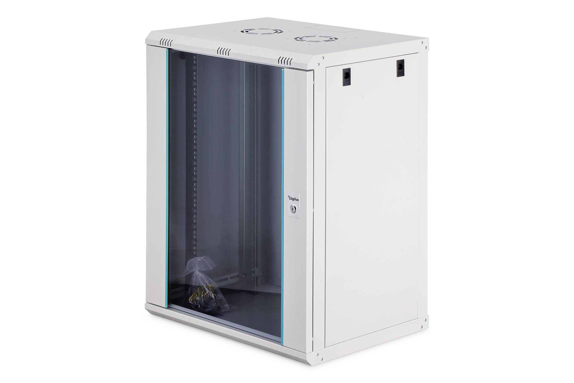 Ein weißes freistehender Server-Rack-Schrank mit Glastür an der Vorderseite, abgebildet leer und leicht geöffnet in einer Studio-Produktansicht.