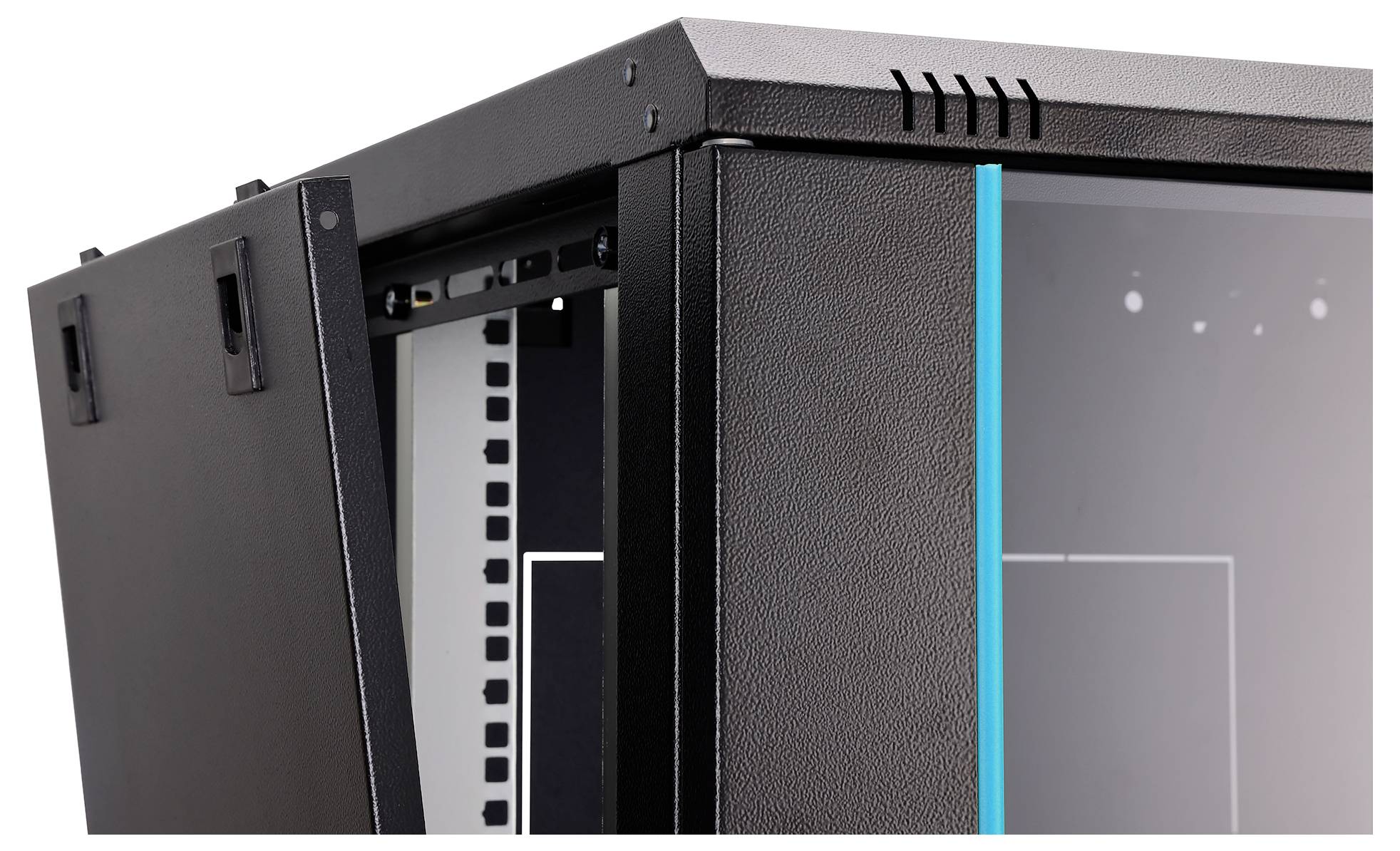 Nahaufnahme eines schwarzen Server-Rack-Schranks mit offener Vordertür, der den inneren Rahmen und die Glasseitenwand mit einem blauen Akzentstreifen zeigt.