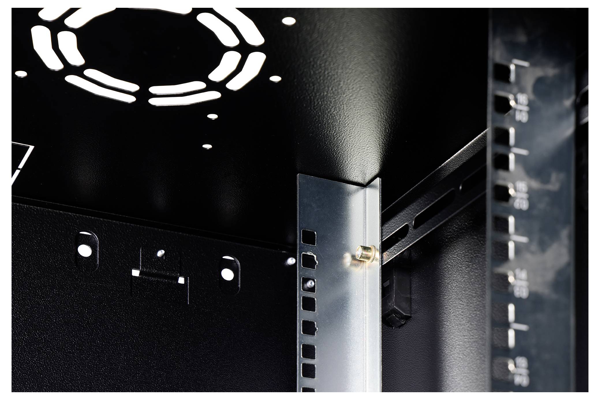 Nahaufnahme des Inneren eines Computer-Serverracks mit Metallmontageschienenm Kabelschlitzen und einem Kühlerlüftergitter oben.
