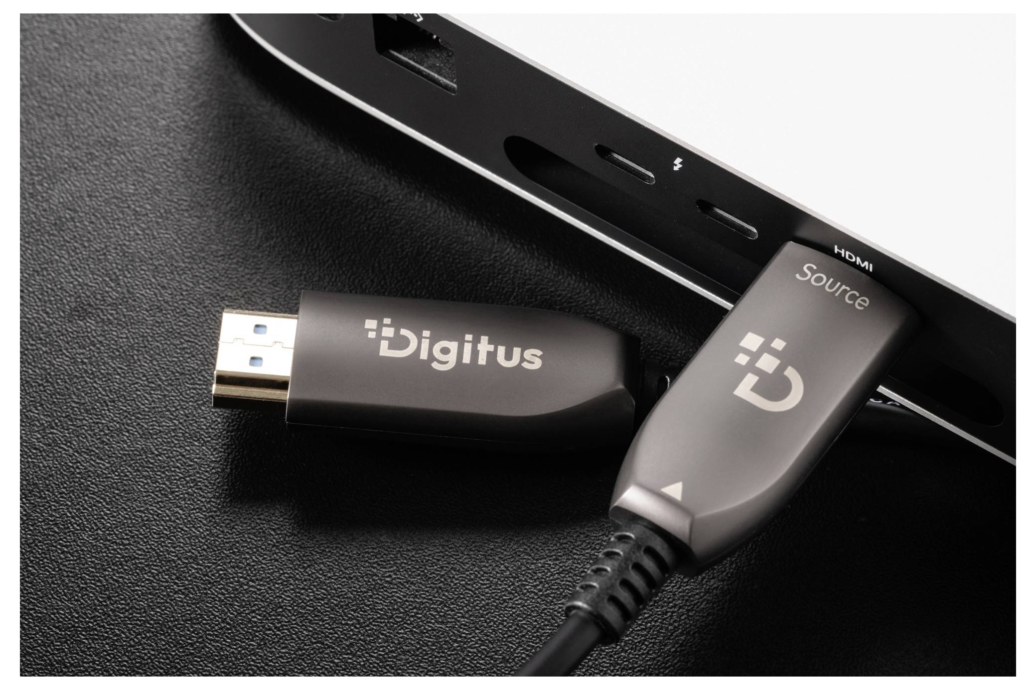 Zwei Digitus USB-Adapter, die in einen Geräteseite-Port eingesteckt sind, einer mit der Bezeichnung 