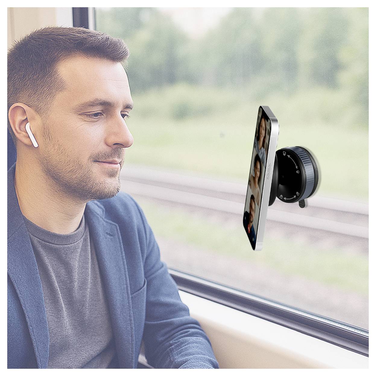 Ein Mann mit Kopfhörern in einem Zug schaut auf ein Smartphone, das am Fenster befestigt ist, wahrscheinlich für einen Videoanruf oder zum Ansehen von Videos.