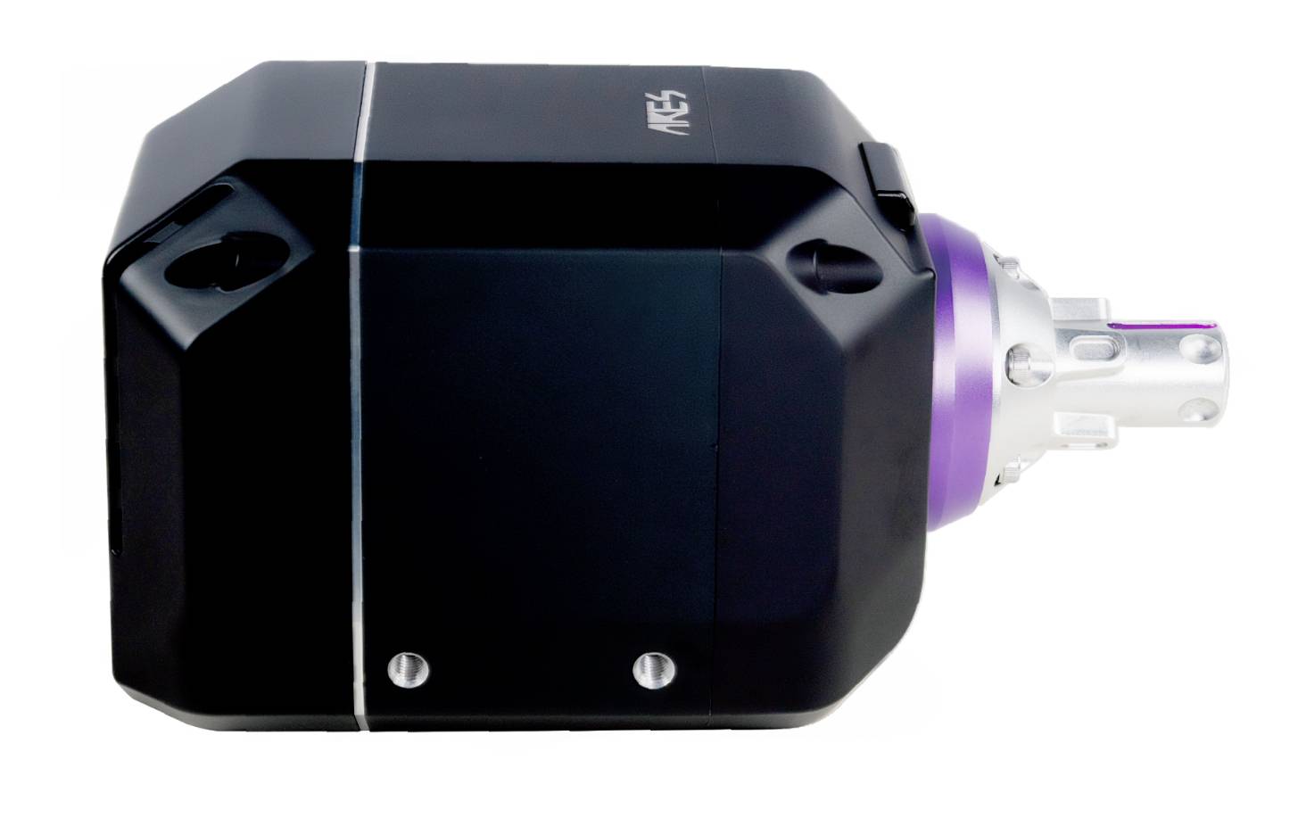 Schwarze Industriemaschinenbauteil mit violeller Kupplung und transparenter Wellenverlängerung, isoliert auf weißem Hintergrund gezeigt.