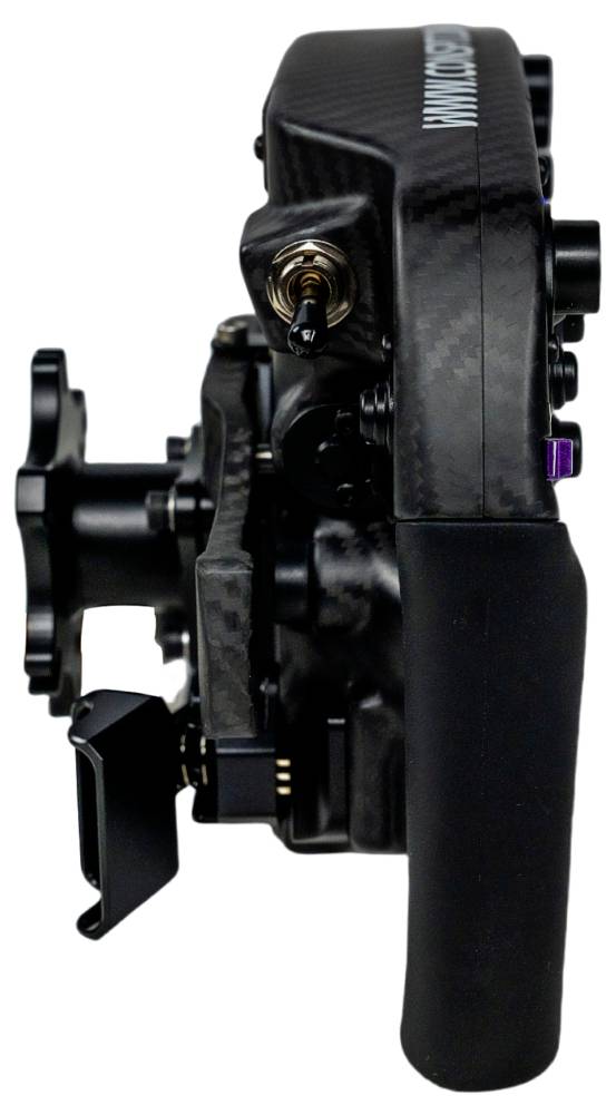 Nahaufnahme eines schwarzen Kameraschlitten oder Gimbals mit einem Seitenzgriff, einer Befestigungshalterung und Einstellungsknöpfen auf weißem Hintergrund.