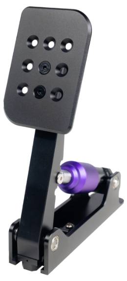 Schwarze Metall-Pedalanordnung mit perforierter Trittplatte und violettem zylindrischem Dreh-Komponenten, dargestellt in Seitenansicht auf weißem Hintergrund.
