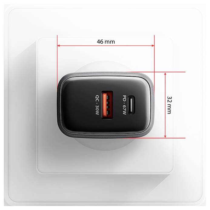 Kompaktes USB-Wandladegerät mit einem USB-A QC 3.0-Anschluss und einem USB-C PD 67W-Anschluss, gekennzeichnet mit 46 mm Breite und 32 mm Höhe.