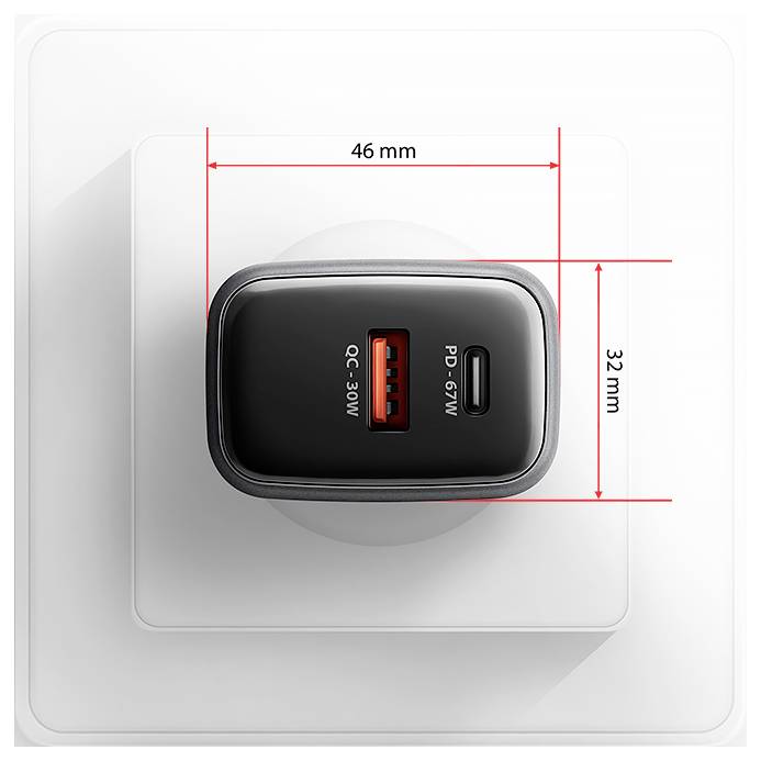 USB-Wandladegerät in Frontalansicht mit zwei Anschlüssen (USB-A 'QC-30W' und USB-C 'PD-67W'); Abmessungen mit 46 mm Breite und 32 mm Höhe gekennzeichnet.