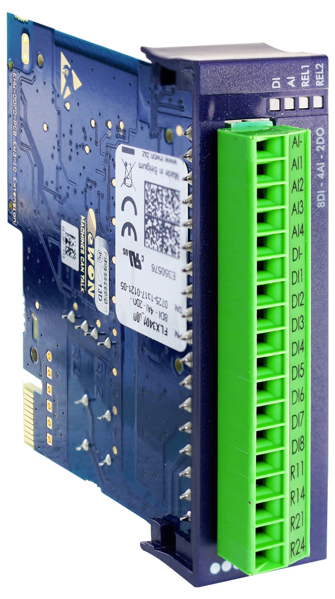 Nahaufnahme einer blauen elektronischen Leiterplatte mit einem grünen Klemmblock-Stecker, der mit Eingabe-/Ausgabepinnamen beschriftet ist.