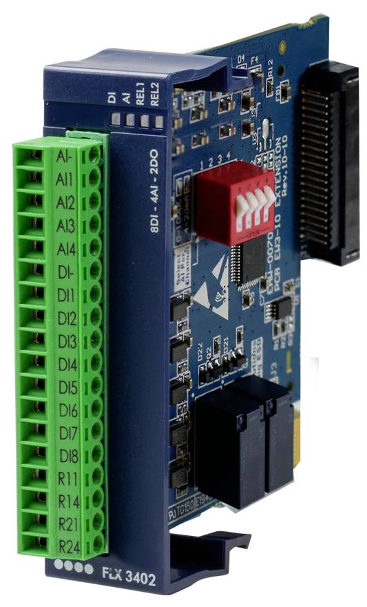 Foto eines blauen Industriekontrollmoduls mit grünem Anschlussklemmenblock, rotem DIP-Schalter und schwarzen Steckverbindern, gekennzeichnet als FX3U-34DN.