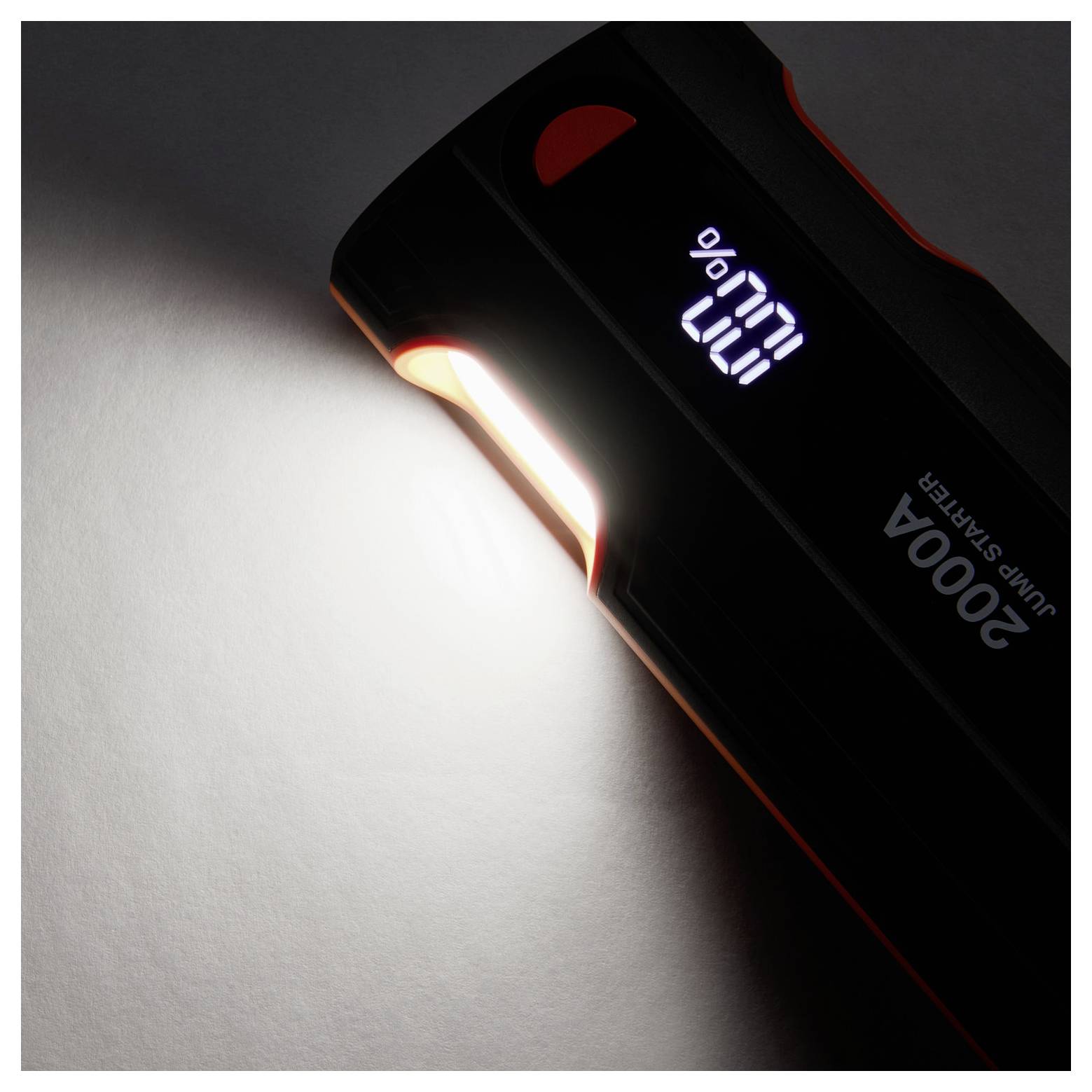 Schwarze tragbare USB-Taschenlampe mit der Beschriftung „2000A Starthilfegerät