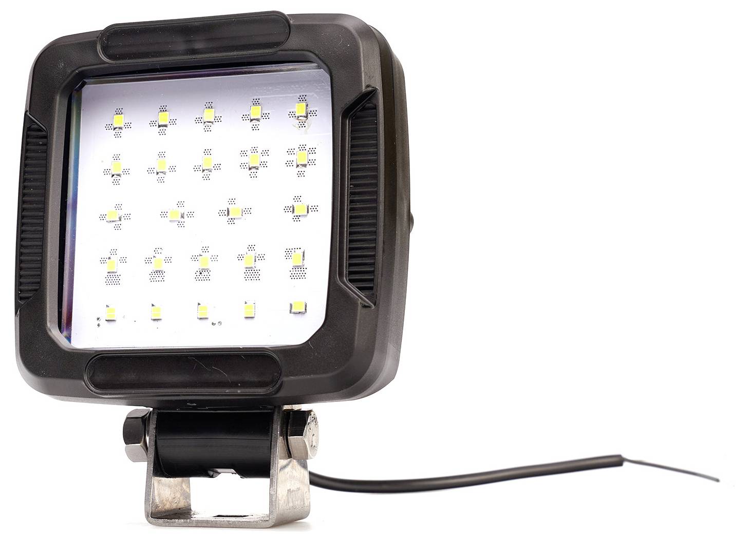 Quadratische schwarze LED-Arbeitsleuchte mit metallischer Montageklammer und angeschlossenem Stromkabel auf weißem Hintergrund.