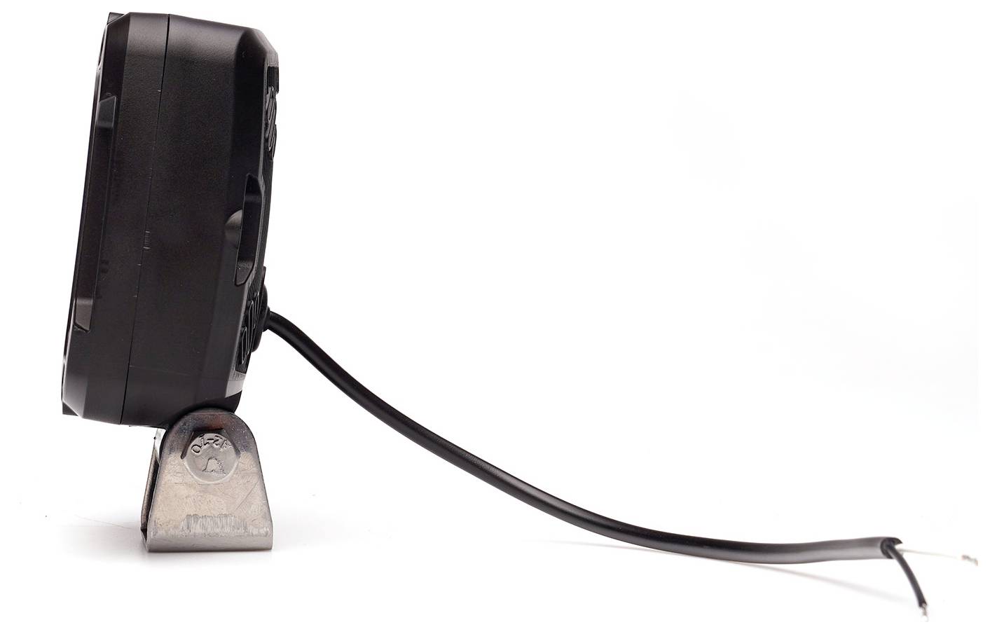 Schwarzes Elektrogerät, das auf einem kleinen Ständer ruht, mit einem Stromkabel, das nach rechts auf weißem Hintergrund verläuft.