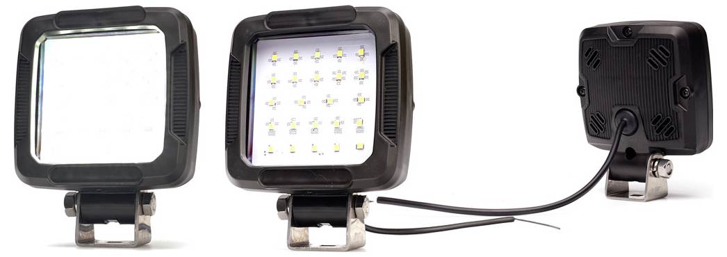 Kompakte LED-Arbeitsleuchte mit quadratischem Lampenkopf in Vorder-, Rück- und Rückansicht, mit Befestigungshalterung und angeschlossenem Stromkabel.