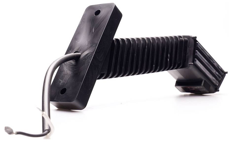 Schwarzer gewellter Gummistiefel mit metallischer Montageplatte und gekrümmtem Kabel, dargestellt auf weißem Hintergrund.