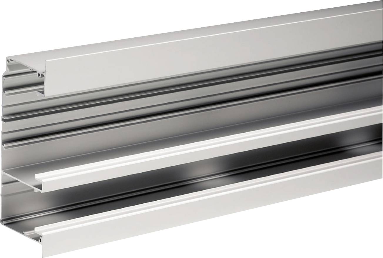 Nahaufnahme eines silbernen Metallextrusionsprofils mit mehreren Rillen und Kanälen auf weißem Hintergrund.