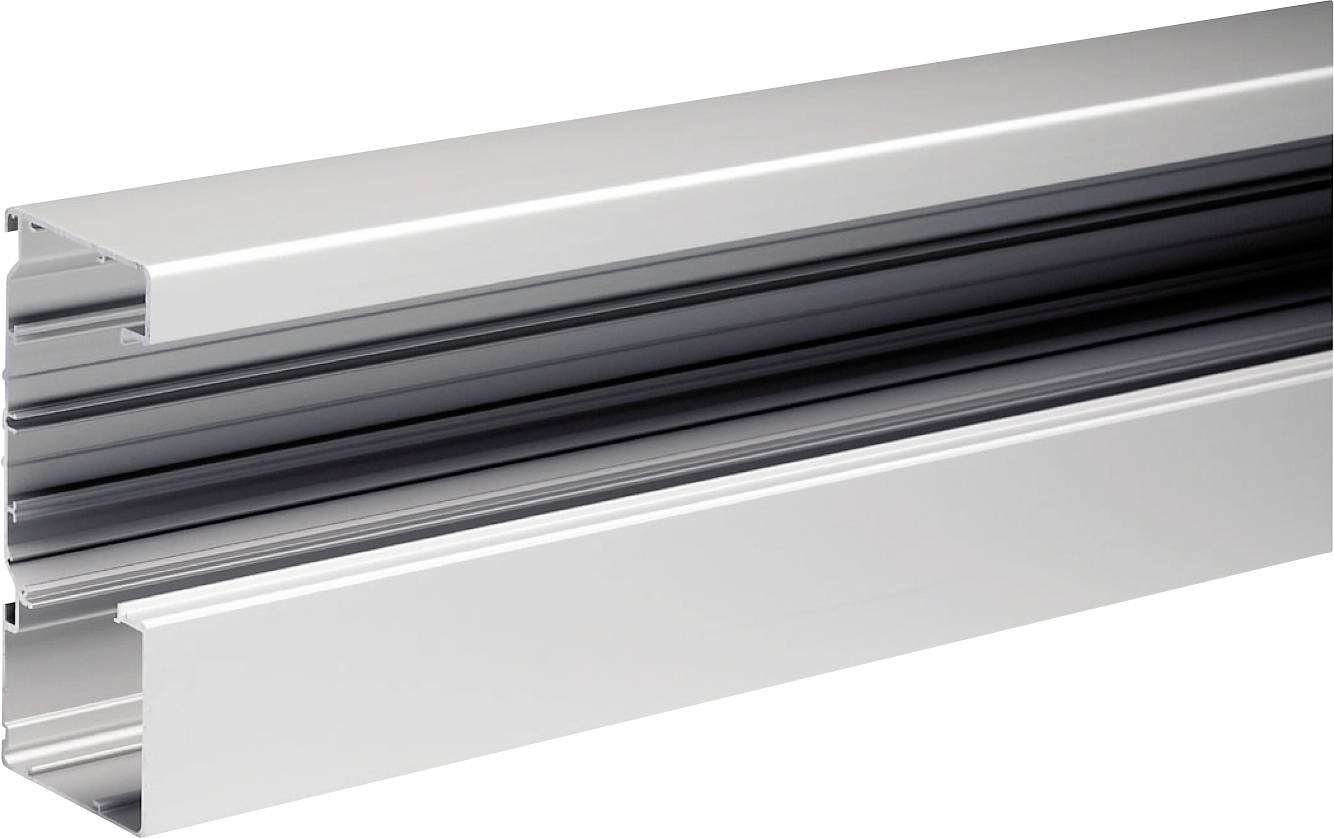 Silbernes Metall-Linear-LED-Lichtgehäuse oder Extrusionsprofil, perspektivisch auf weißem Hintergrund dargestellt.
