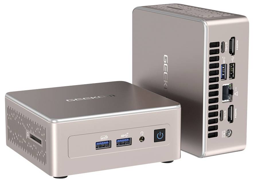 Zwei kompakte Geekom Mini-PCs in Silber dargestellt, einer horizontal und einer vertikal ausgerichtet, mit sichtbaren USB-, HDMI-, Ethernet-, Audio- und Stromanschlüssen an Vorder- und Seitenseite.