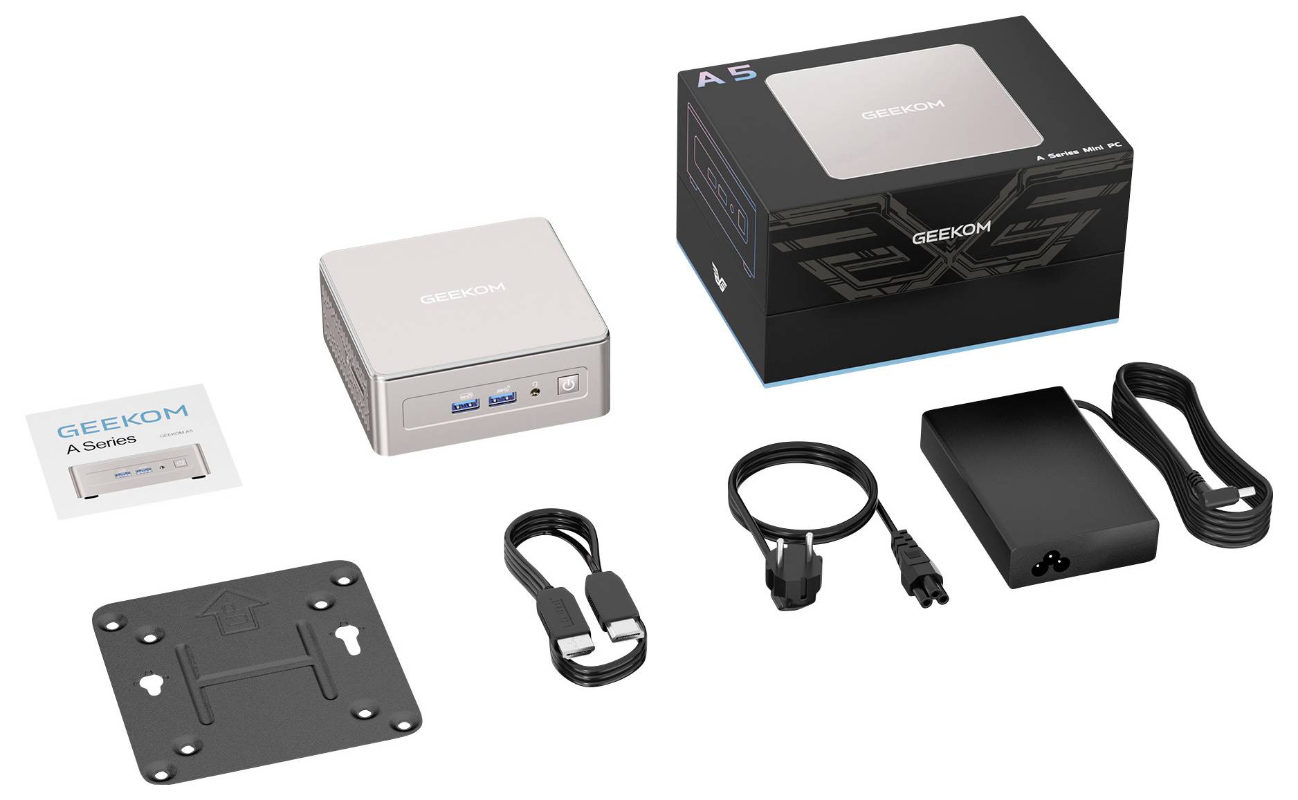 Produktbild eines GEEKOM Mini-PCs mit seiner Verpackung und dem mitgelieferten Zubehör: Netzteil, Kabel, Montageplatte und HDMI-Kabel.