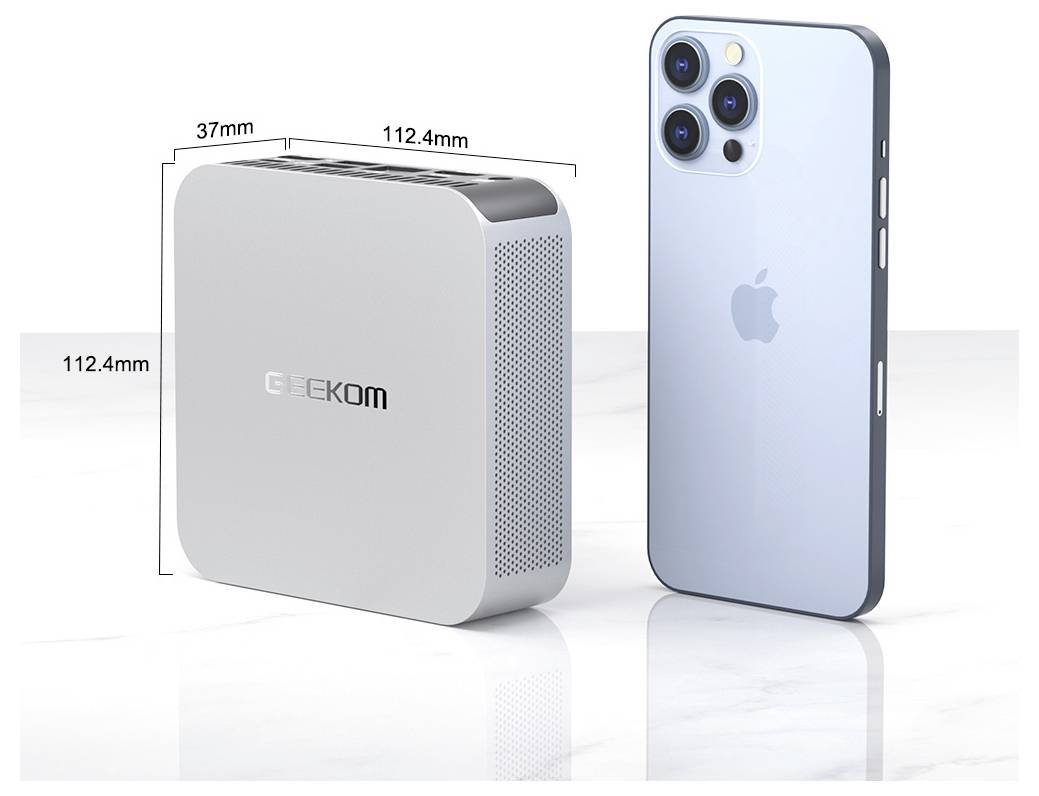 GEEKON quadratische Powerbank mit Abmessungen von 112,4 mm x 112,4 mm x 37 mm dargestellt neben einem iPhone zum Größenvergleich.